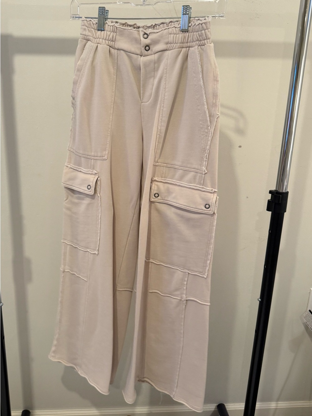 Wide-Leg Cargo Pants in Light Beige